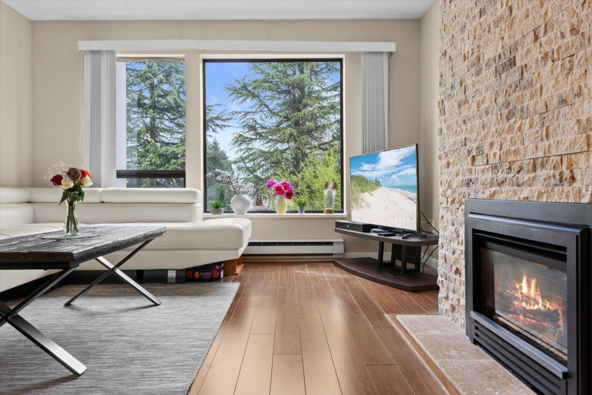 Front Yard Photo of 114 33030 George Ferguson Way, Abbotsford, BC