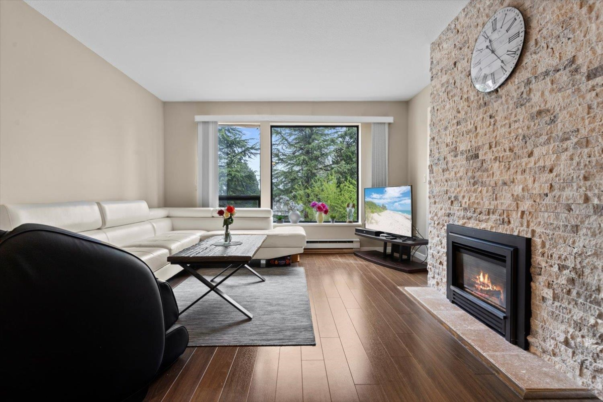 Kitchen Island Photo of 114 33030 George Ferguson Way, Abbotsford, BC