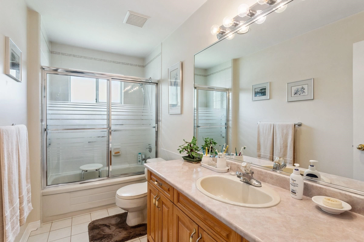 Entry Foyer Photo of 5889 Neville Street, Burnaby, BC