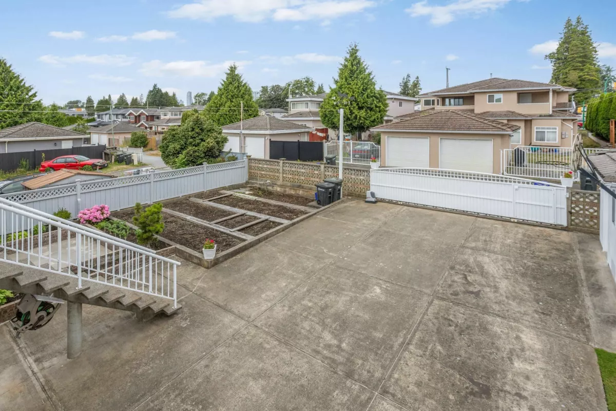 Outdoor Kitchen Photo of 5889 Neville Street, Burnaby, BC