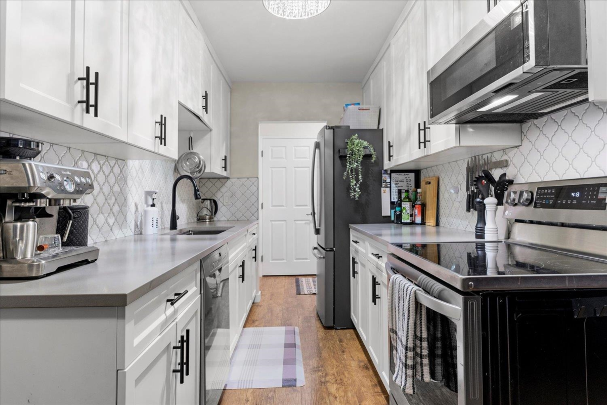 Kitchen Island Photo of 209 46210 Chilliwack Central Road, Chilliwack, BC