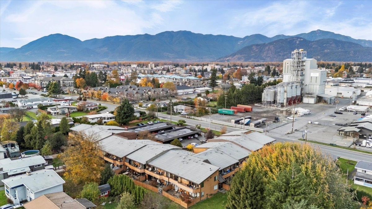 Swimming Pool Photo of 209 46210 Chilliwack Central Road, Chilliwack, BC
