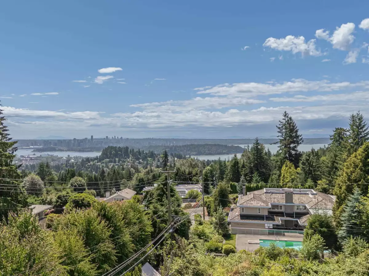 Kitchen Island Photo of 910 Fairmile Road, West Vancouver, BC