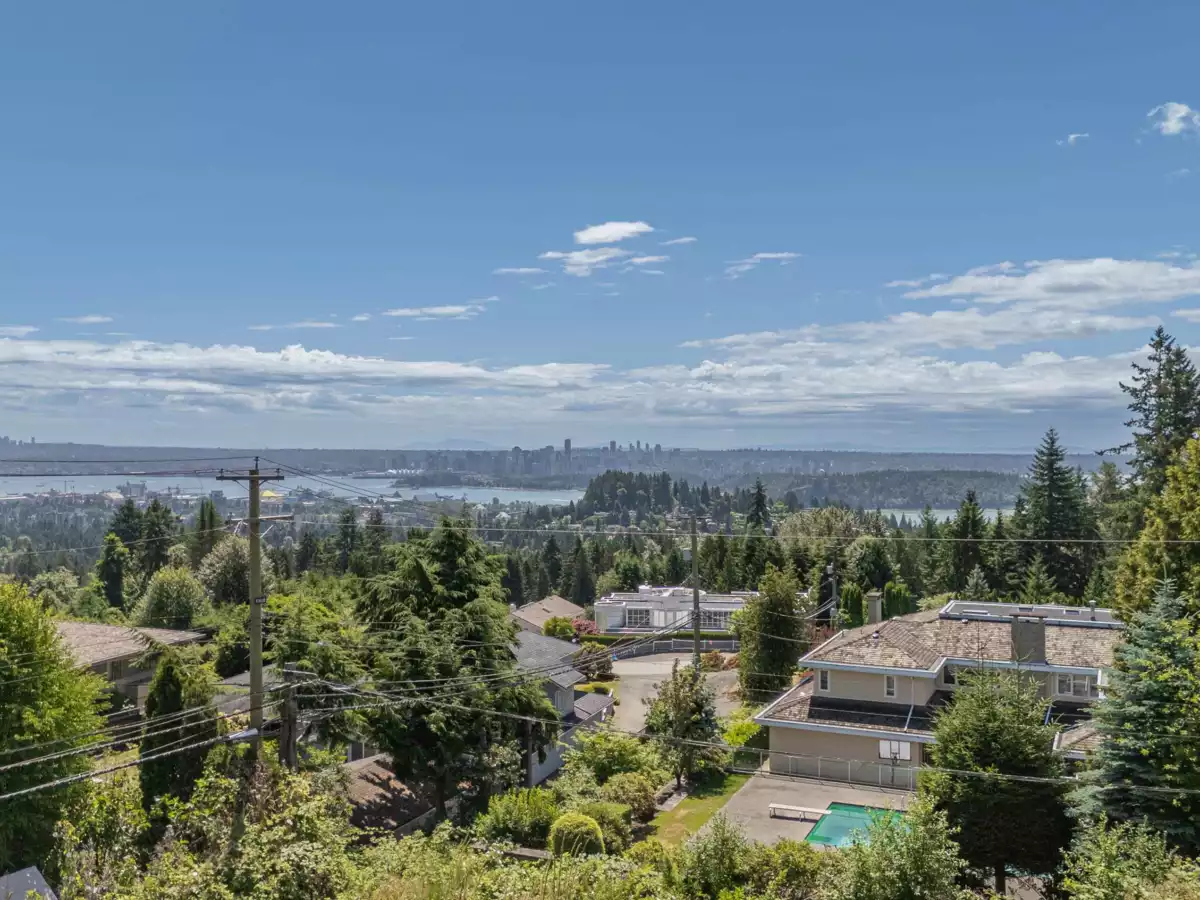 Kitchen Photo of 910 Fairmile Road, West Vancouver, BC