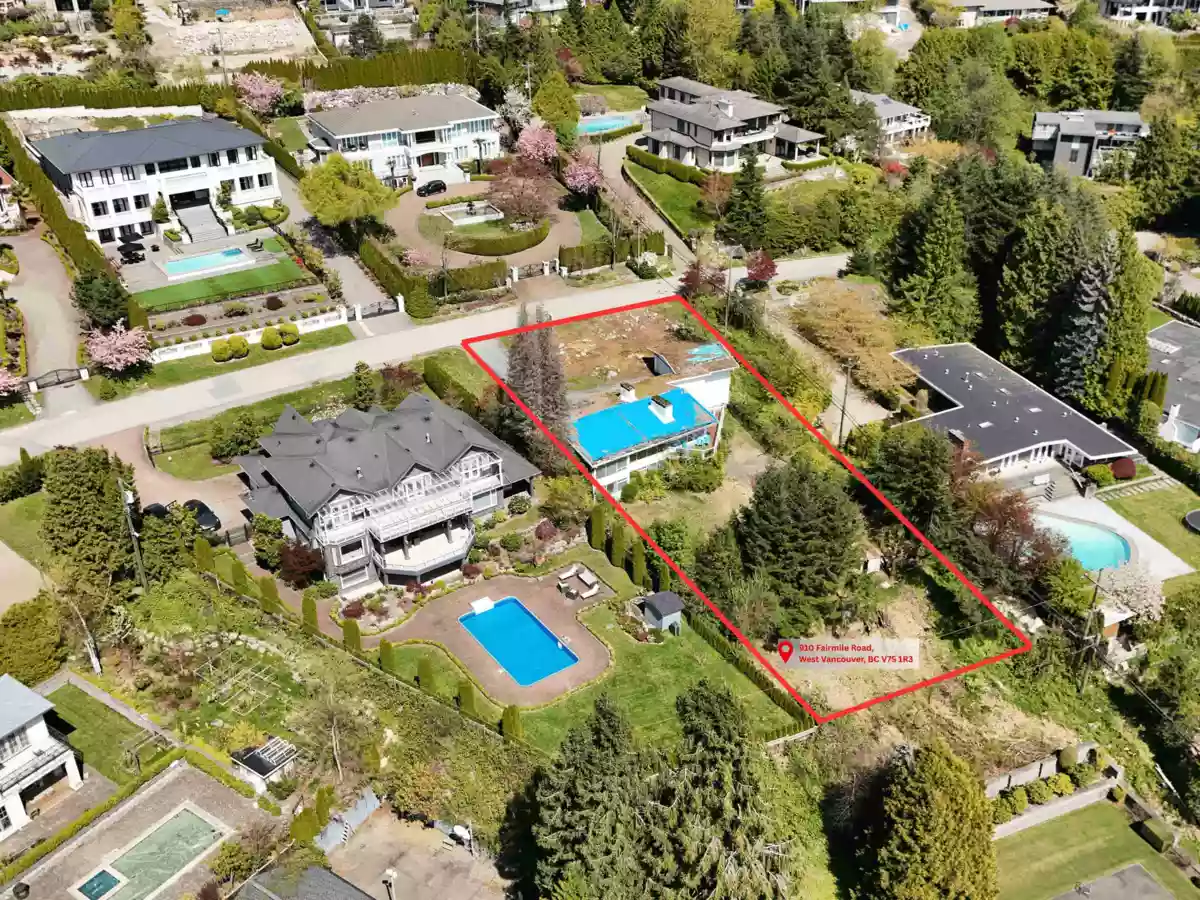 Powder Room Photo of 910 Fairmile Road, West Vancouver, BC