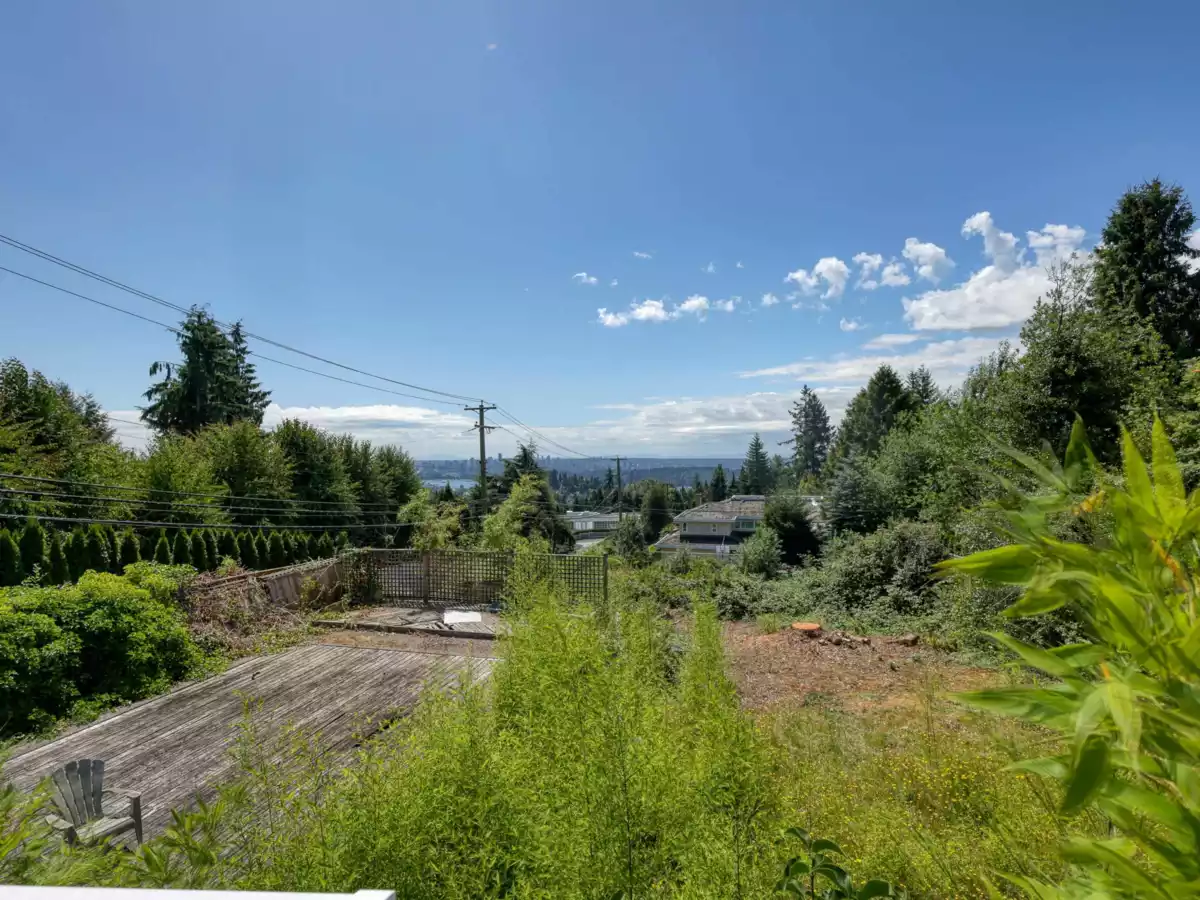 Walk-In Closet Photo of 910 Fairmile Road, West Vancouver, BC