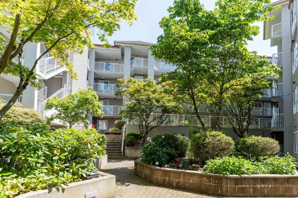 Swimming Pool Photo of 311 528 Rochester Avenue, Coquitlam, BC