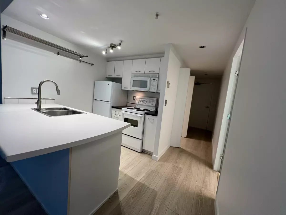 Dining Area Photo of 909 1331 W Georgia Street, Vancouver, BC