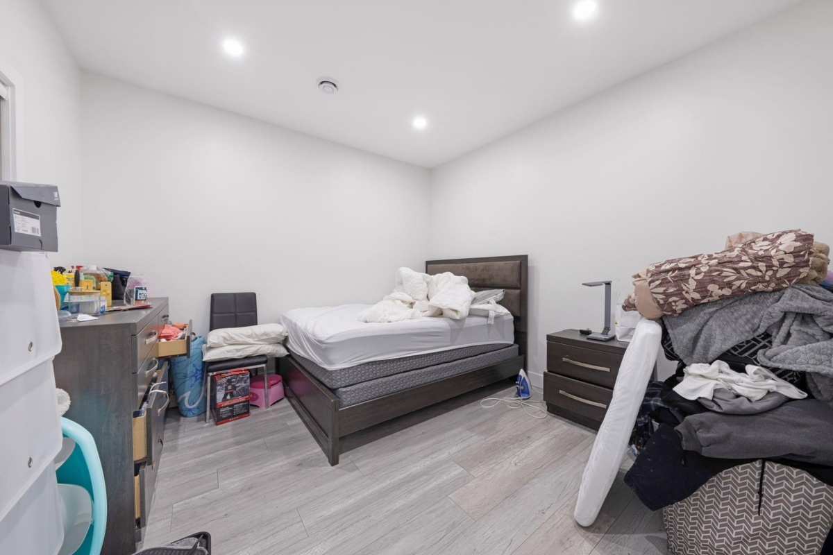 Kitchen Island Photo of 8665 154a Street, Surrey, BC