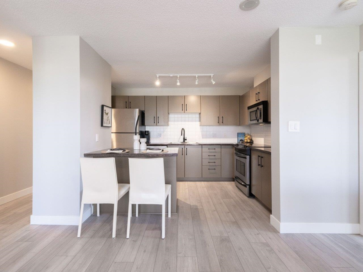 Dining Area Photo of 1005 2088 Madison Avenue, Burnaby, BC