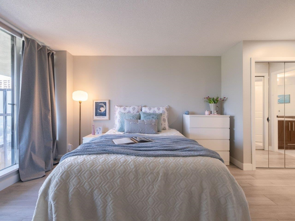 Kitchen Island Photo of 1005 2088 Madison Avenue, Burnaby, BC