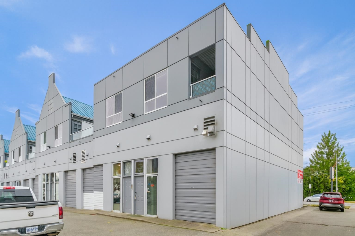 Family Room Photo of 201 19897 56 Avenue, Langley, BC