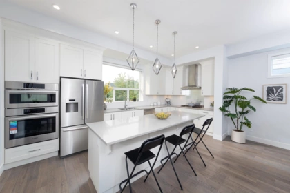 Kitchen Island Photo of 16586 21 Avenue, Surrey, BC