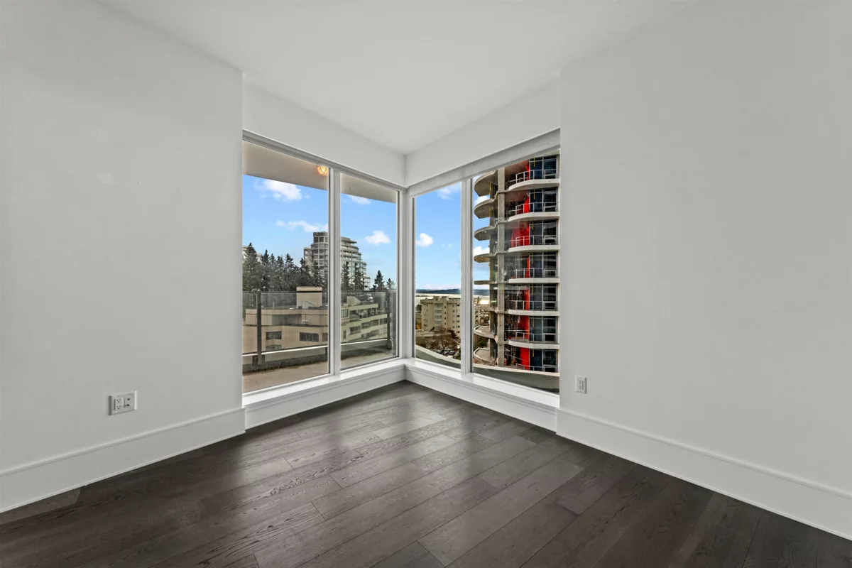 Walk-In Closet Photo of 803 1501 Foster Street, White Rock, BC