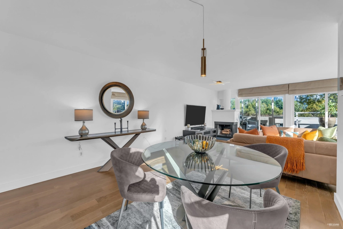 Breakfast Nook Photo of 2243 Oak Street, Vancouver, BC