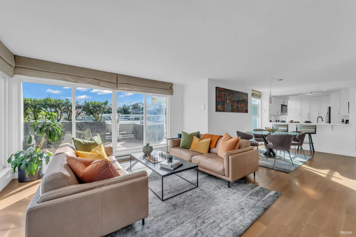Dining Area Photo of 2243 Oak Street, Vancouver, BC