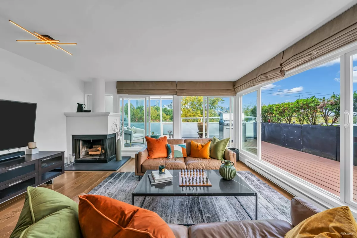 Exterior Front Photo of 2243 Oak Street, Vancouver, BC