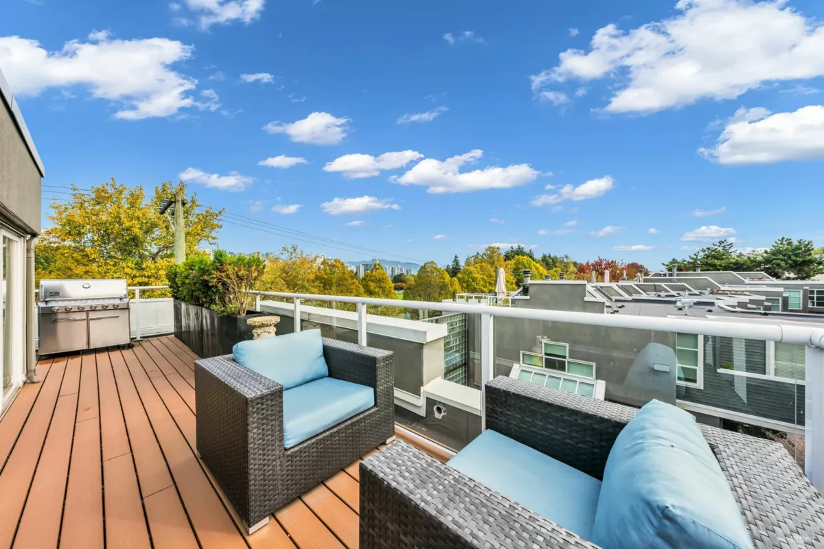 Front Yard Photo of 2243 Oak Street, Vancouver, BC