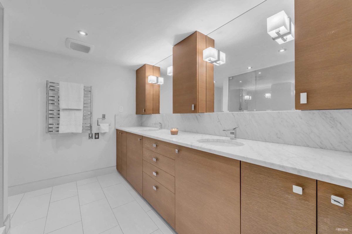 Hallway Photo of 2243 Oak Street, Vancouver, BC