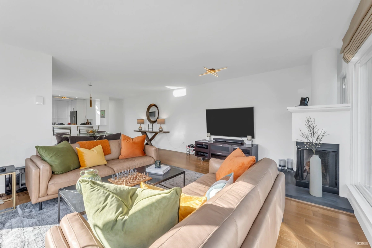 Kitchen Photo of 2243 Oak Street, Vancouver, BC