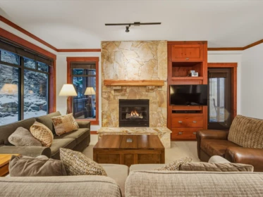 221 2202 Gondola Way, Whistler, BC, Whistler — Apartment/Condo for sale