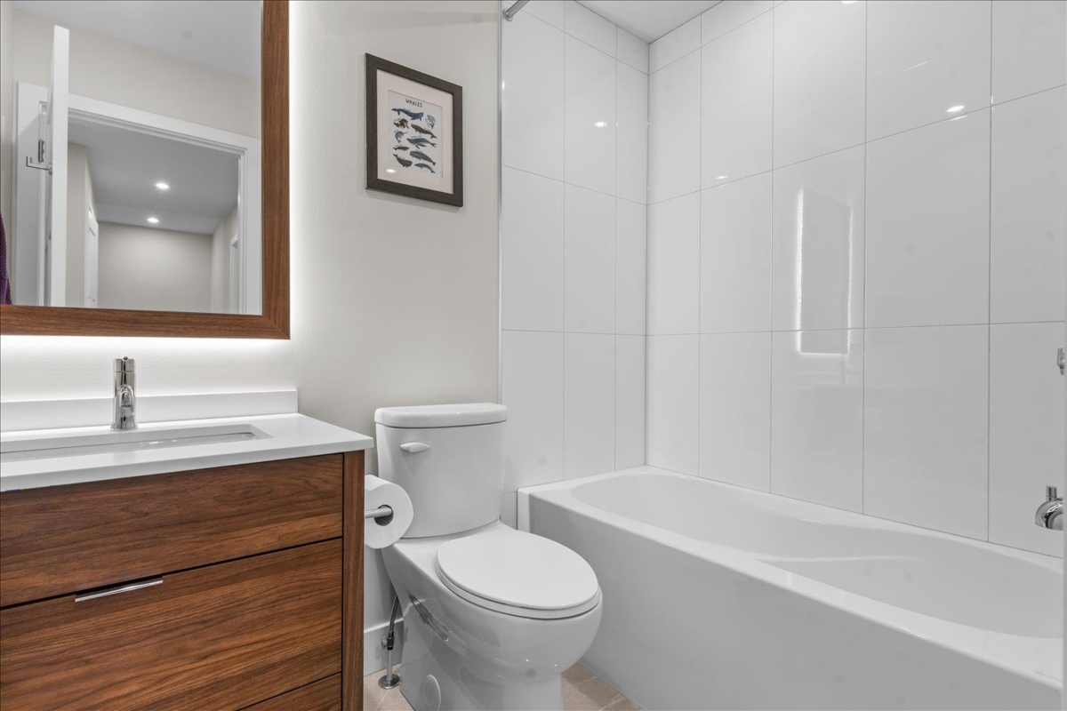 Entry Foyer Photo of 10 45500 Campus Drive, Chilliwack, BC