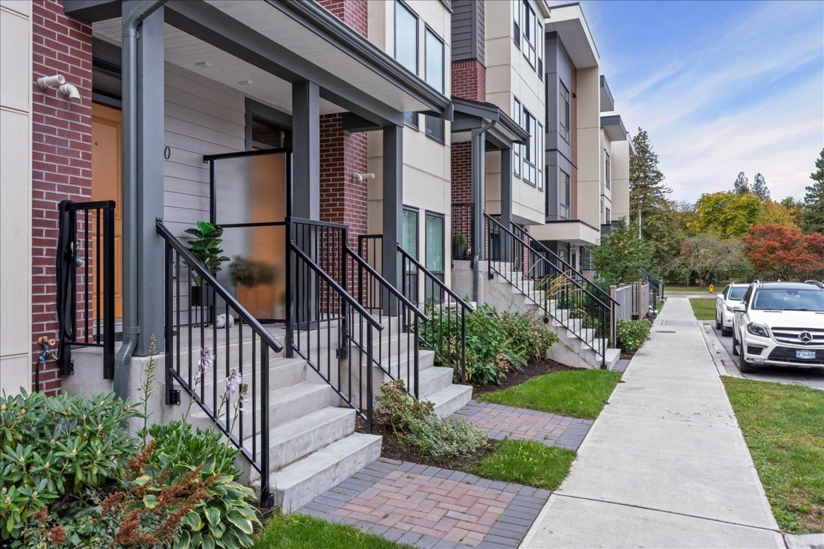 Kitchen Island Photo of 10 45500 Campus Drive, Chilliwack, BC