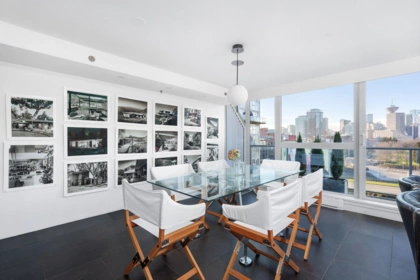 Kitchen Island Photo of 624 289 Alexander Street, Vancouver, BC