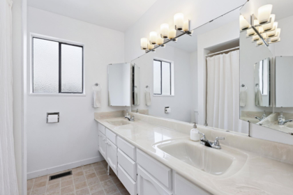 Powder Room Photo of 651 E 17th Avenue, Vancouver, BC