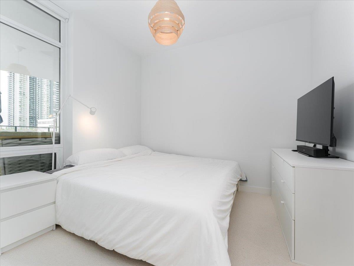 Kitchen Island Photo of 502 2181 Madison Avenue, Burnaby, BC