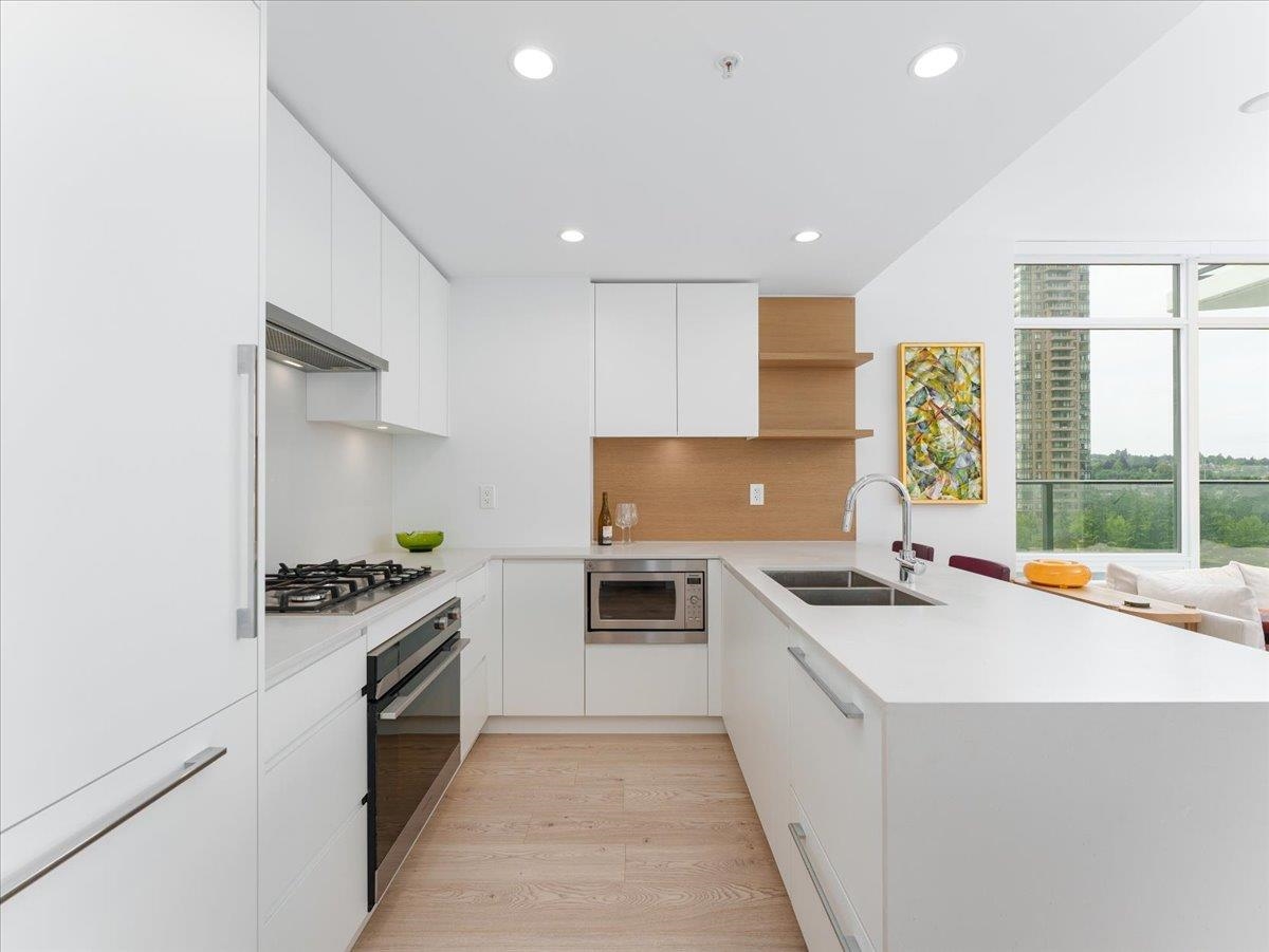 Kitchen Photo of 502 2181 Madison Avenue, Burnaby, BC