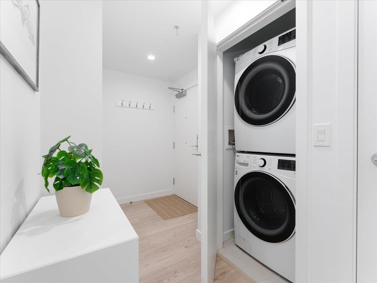 Primary Bathroom Photo of 502 2181 Madison Avenue, Burnaby, BC