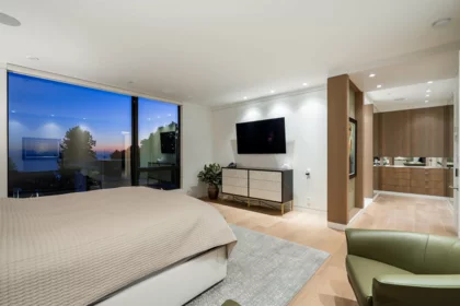 Basement Recreation Room Photo of 13386 Marine Drive, Surrey, BC