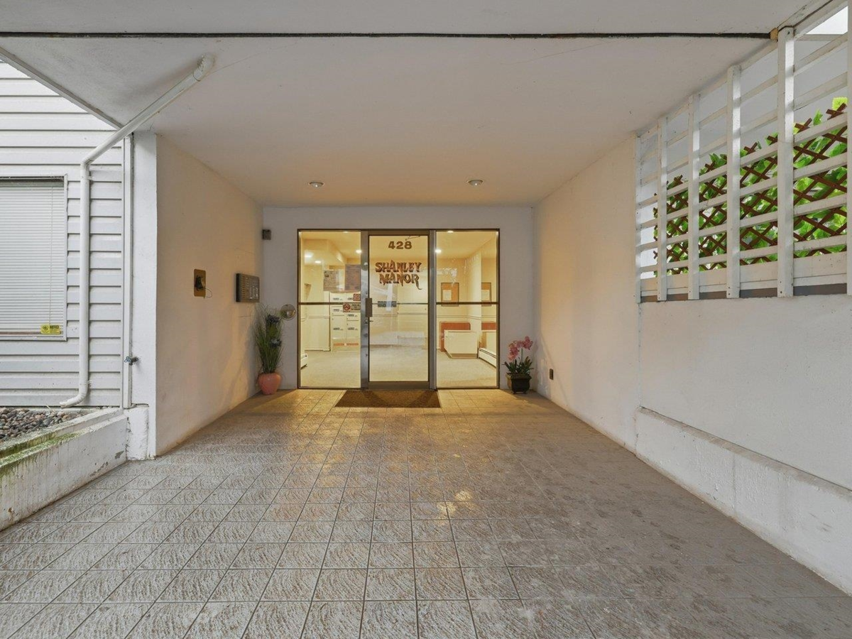 Living Room Photo of 306 428 Agnes Street, New Westminster, BC