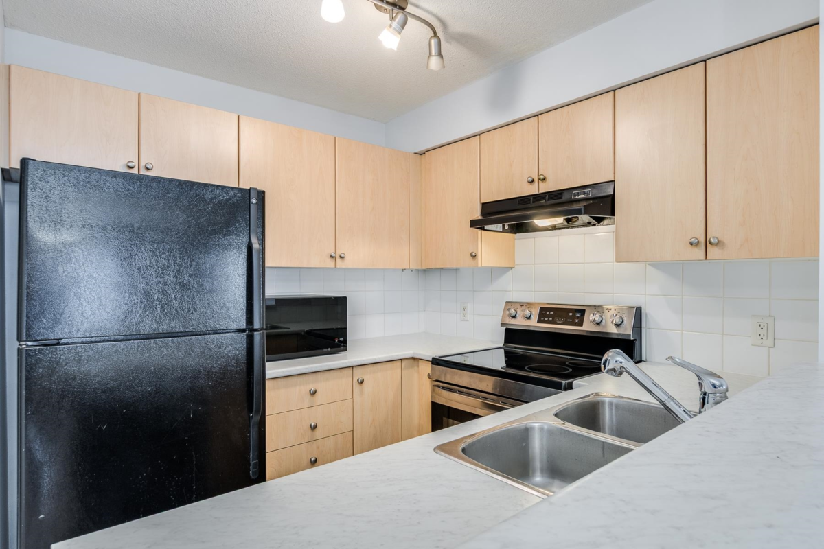 Walk-In Closet Photo of 2110 244 Sherbrooke Street, New Westminster, BC