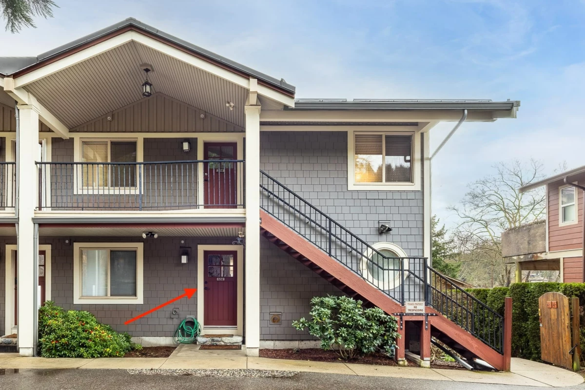 Entry Foyer Photo of 104 414 Gower Point Road, Gibsons, BC