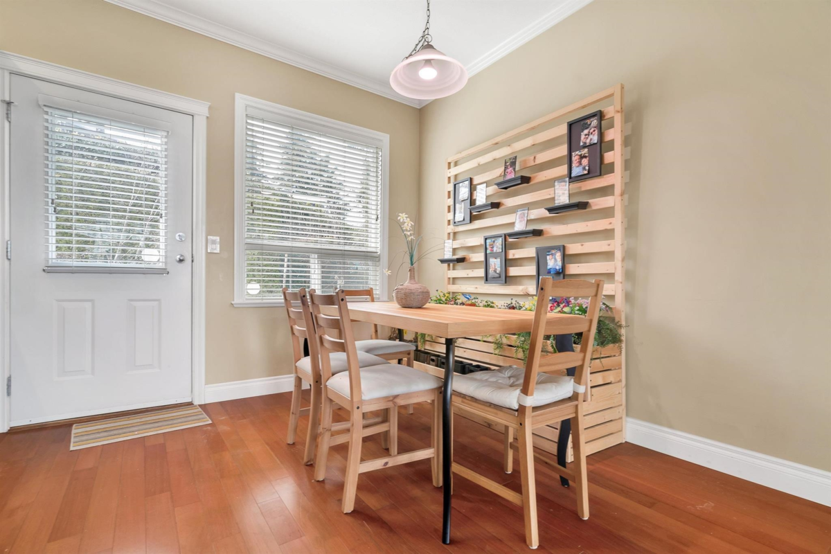 Living Room Photo of 33382 Franklin Avenue, Abbotsford, BC