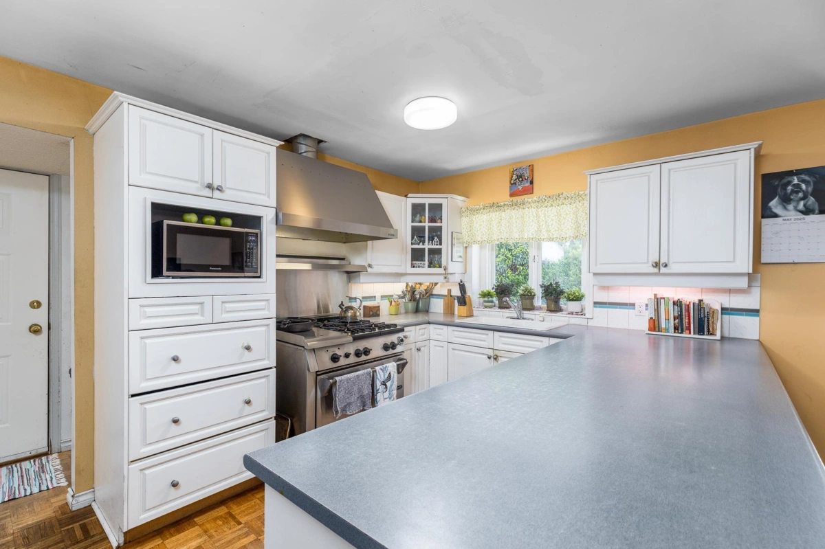 Breakfast Nook Photo of 12522 26a Avenue, Surrey, BC