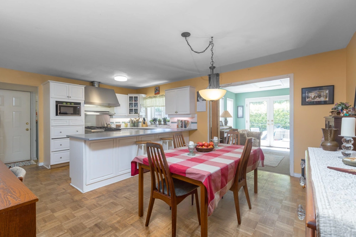 Kitchen Island Photo of 12522 26a Avenue, Surrey, BC