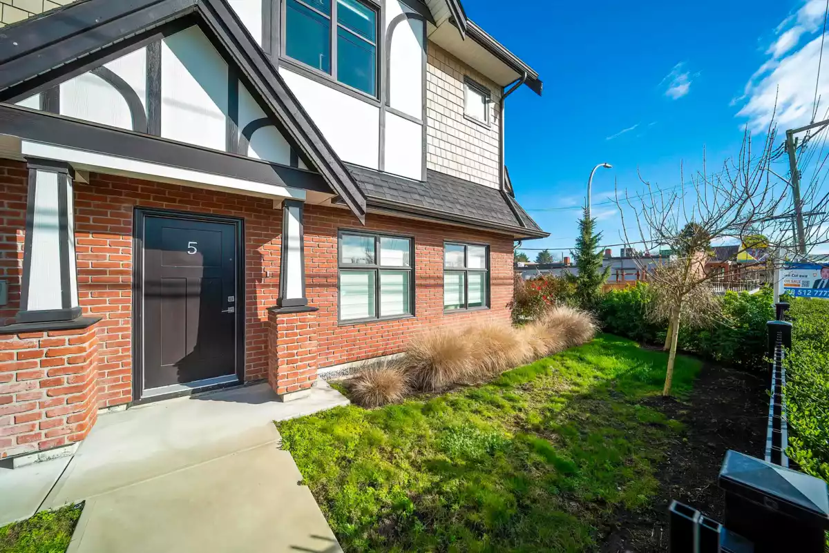 Family Room Photo of 5 9899 Steveston Highway, Richmond, BC