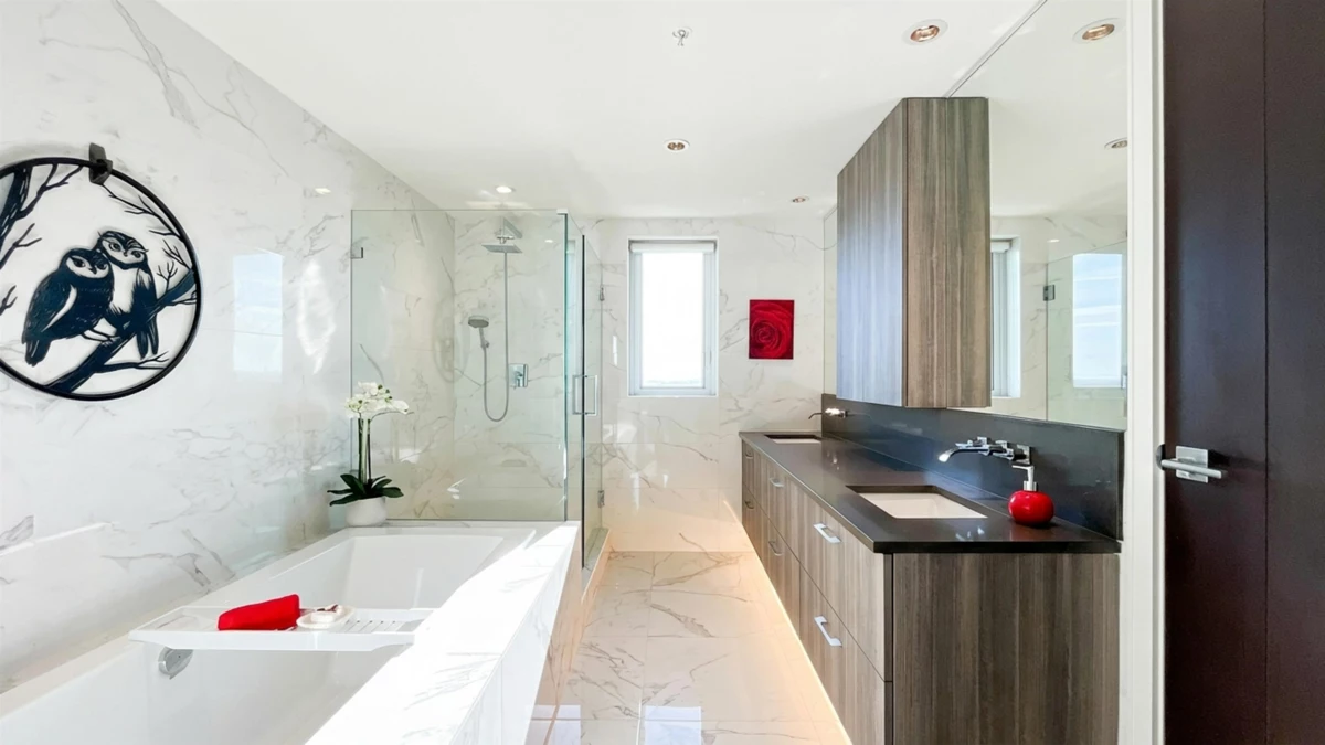 Walk-In Closet Photo of 1601 210 Salter Street, New Westminster, BC