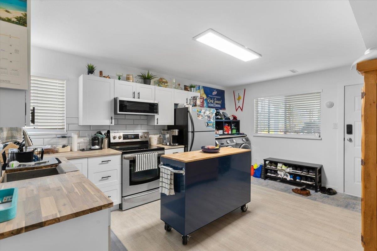 Mudroom Photo of 965 Keil Street, White Rock, BC