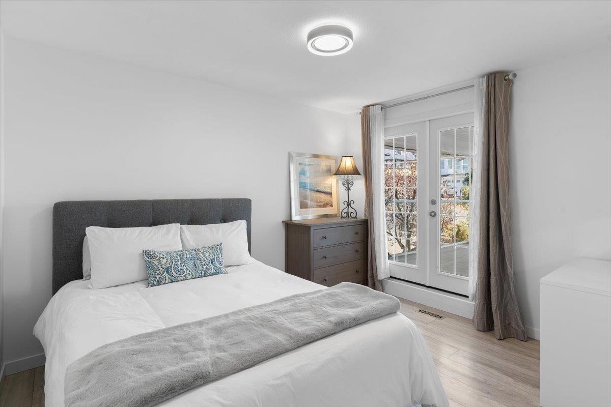 Powder Room Photo of 965 Keil Street, White Rock, BC