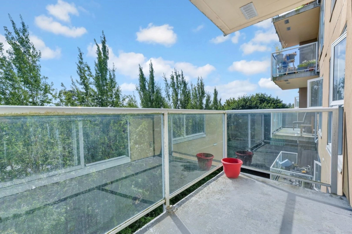 Entry Foyer Photo of 803 9830 Whalley Boulevard, Surrey, BC