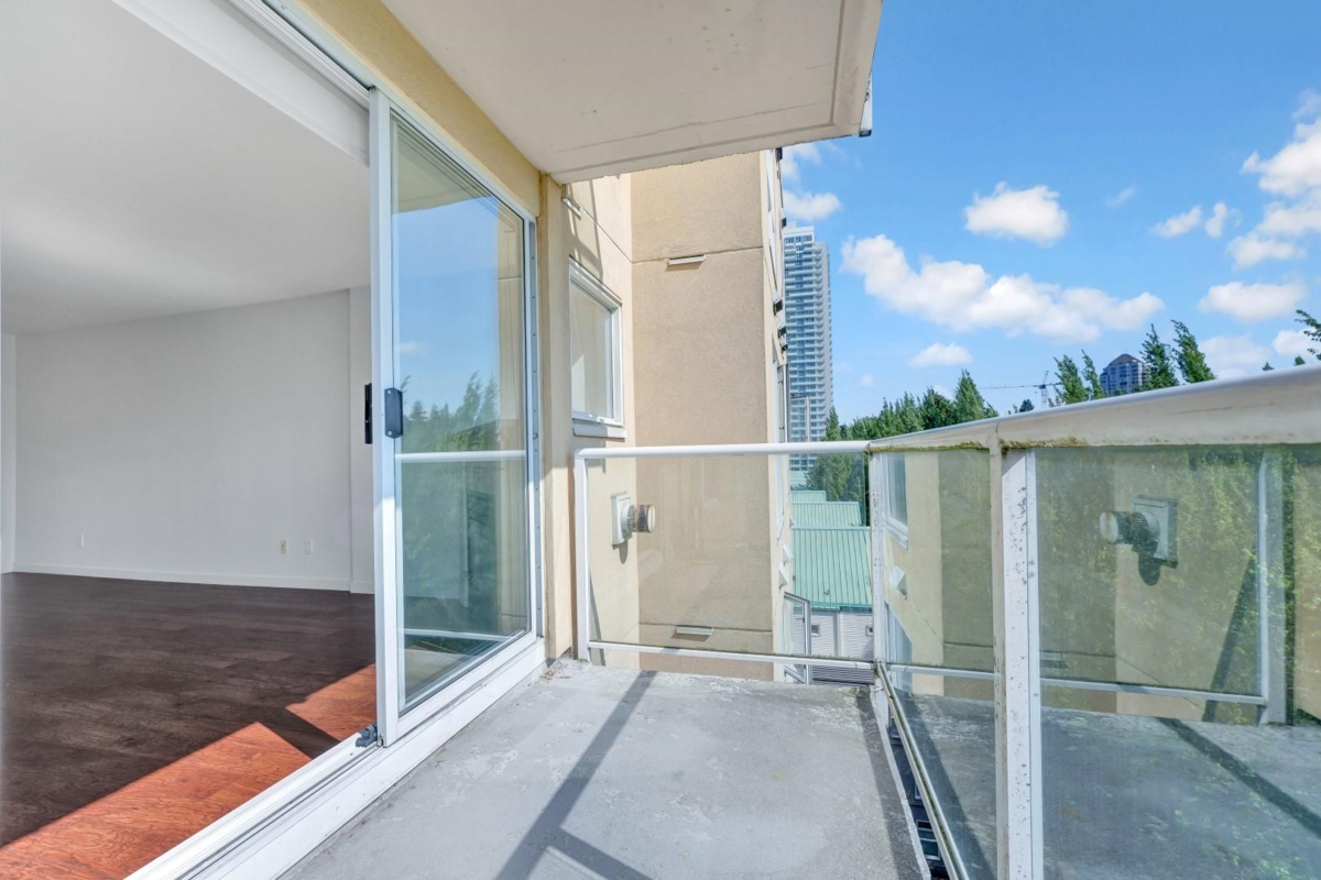 Hallway Photo of 803 9830 Whalley Boulevard, Surrey, BC