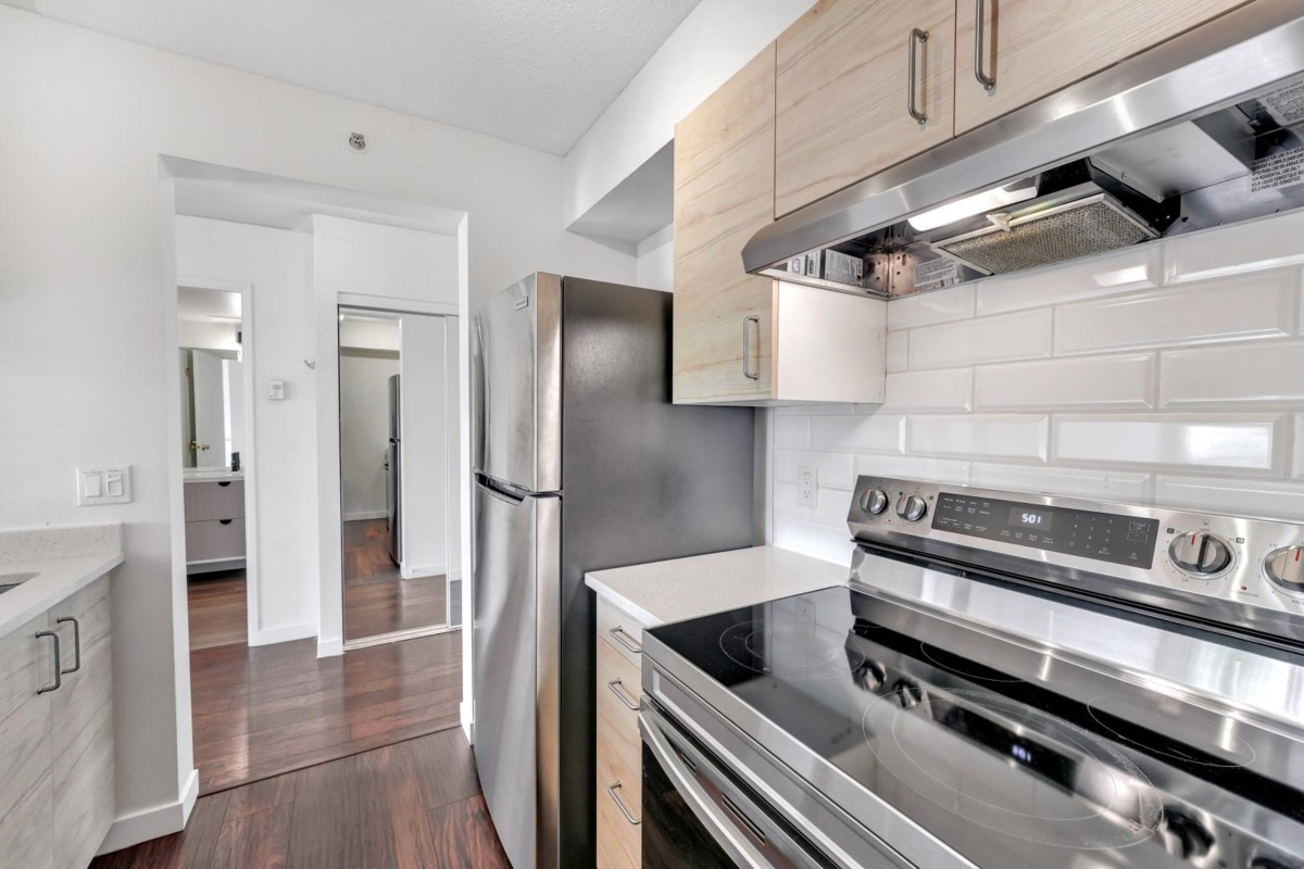 Kitchen Island Photo of 803 9830 Whalley Boulevard, Surrey, BC