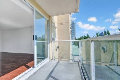 Hallway Photo of 803 9830 Whalley Boulevard, Surrey, BC