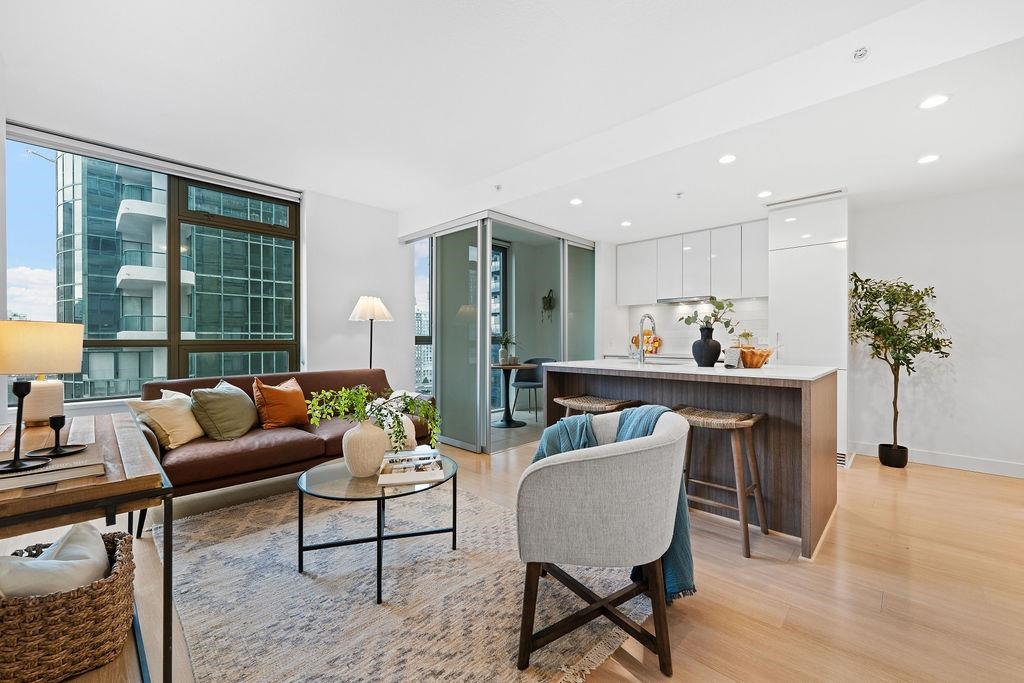 Dining Area Photo of 1106 1308 Hornby Street, Vancouver, BC