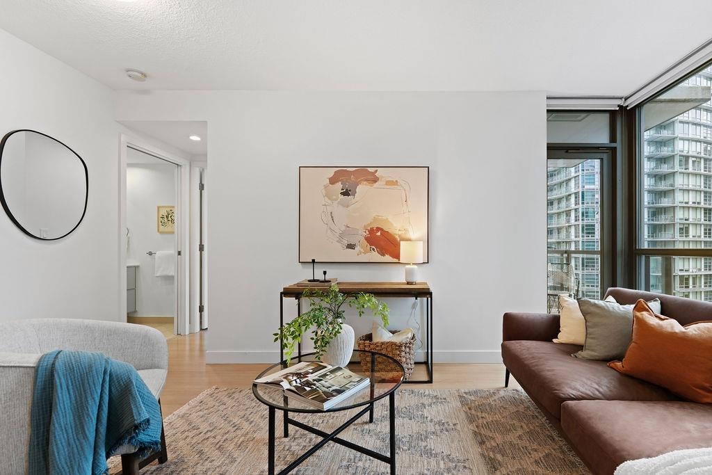 Kitchen Island Photo of 1106 1308 Hornby Street, Vancouver, BC