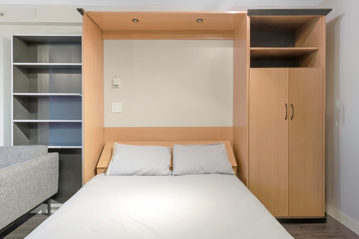 Basement Recreation Room Photo of 2010 939 Homer Street, Vancouver, BC